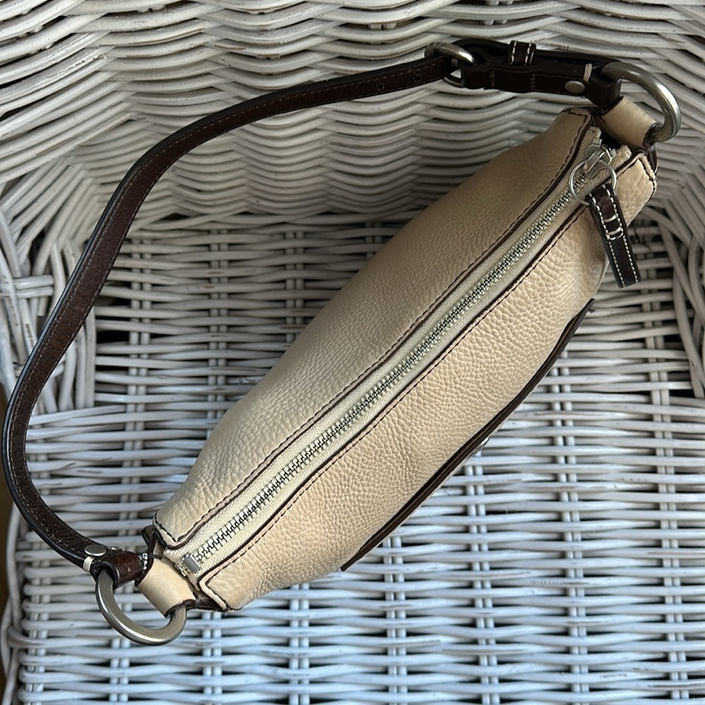 COACH Chelsea Beige Pebbled Leather Shoulder Bag - Picture 4 of 16